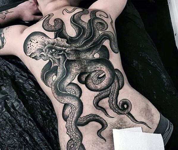 tatuaje pulpo espalda para hombre 26