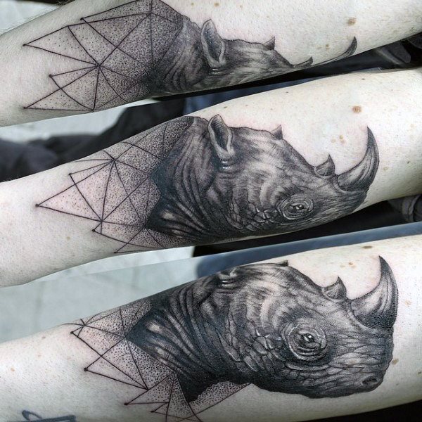 tatuaje rinoceronte para hombre 15
