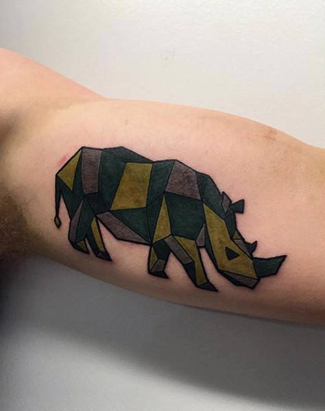 tatuaje rinoceronte para hombre 16