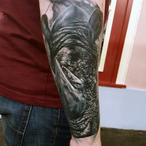 tatuaje rinoceronte para hombre 36