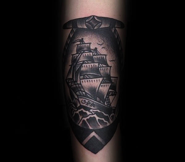 tatuaje tradicional barco para hombre 04