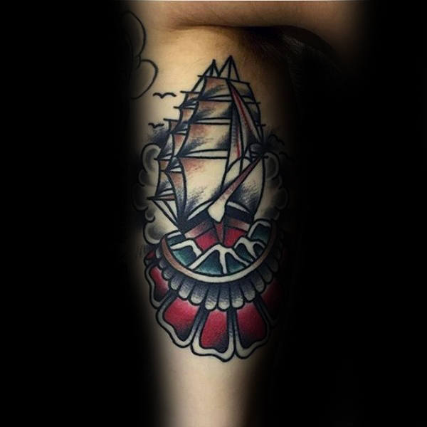 tatuaje tradicional barco para hombre 11