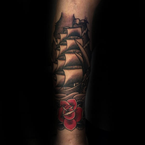 tatuaje tradicional barco para hombre 16