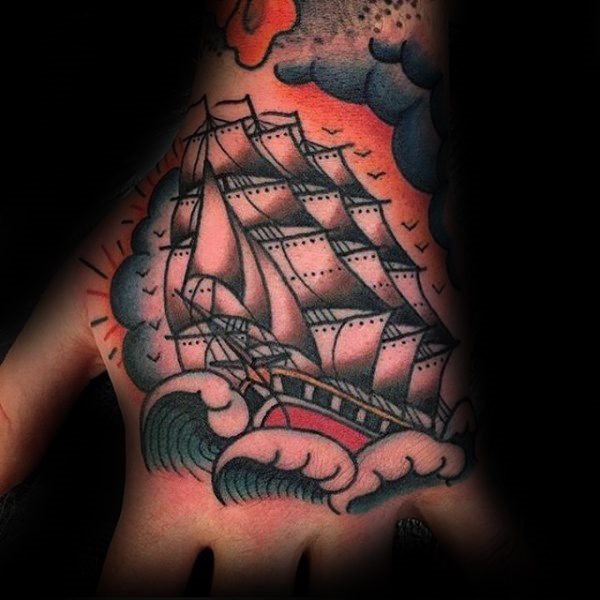 tatuaje tradicional barco para hombre 29