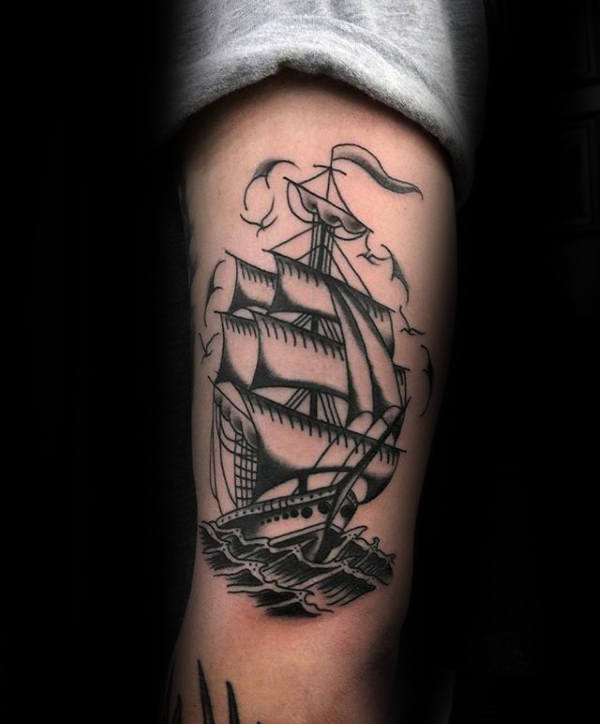 tatuaje tradicional barco para hombre 30