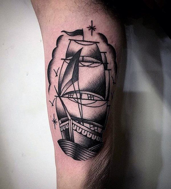 tatuaje tradicional barco para hombre 38