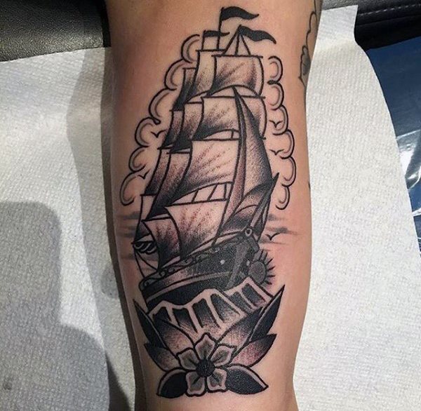tatuaje tradicional barco para hombre 49