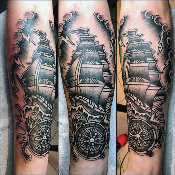tatuaje tradicional barco para hombre 52
