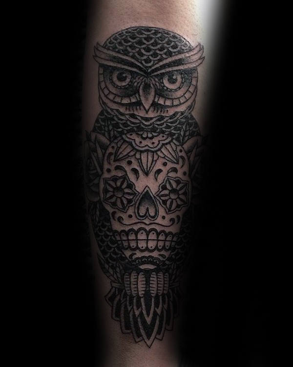 tatuaje tradicional buho para hombre 04