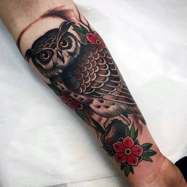 tatuaje tradicional buho para hombre 16
