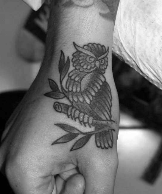 tatuaje tradicional buho para hombre 29