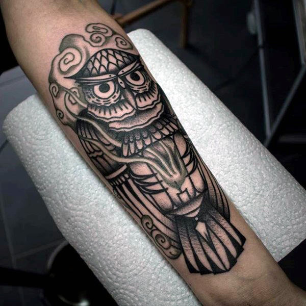 tatuaje tradicional buho para hombre 46