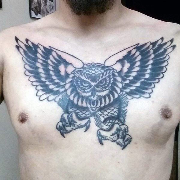 tatuaje tradicional buho para hombre 52