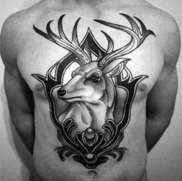 tatuaje tradicional ciervo para hombre 10