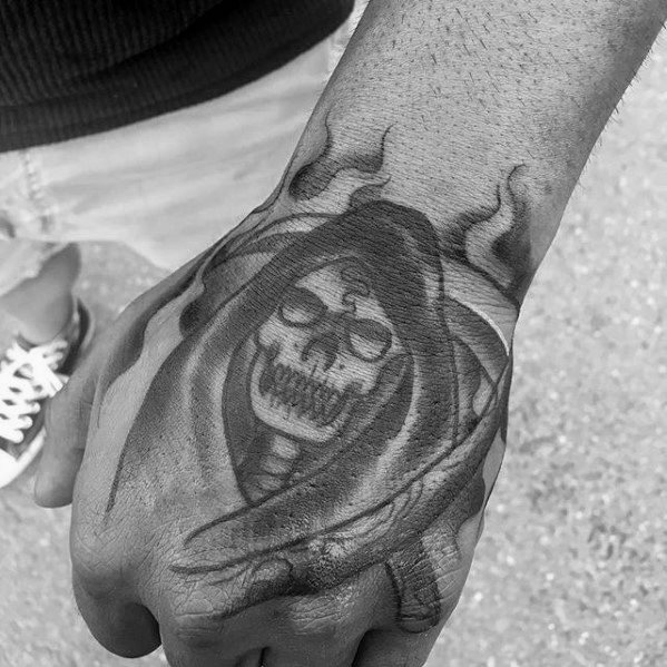 tatuaje tradicional muerte para hombre 22