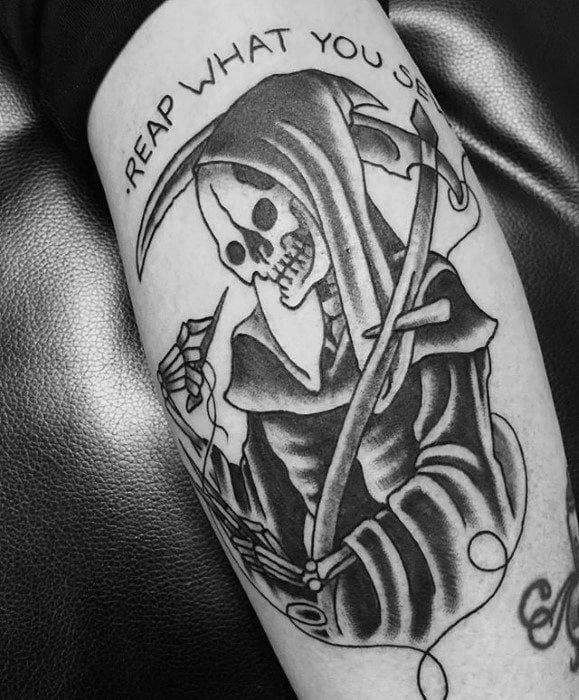 tatuaje tradicional muerte para hombre 26