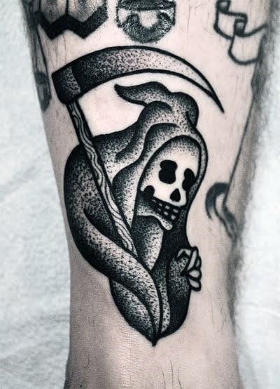 tatuaje tradicional muerte para hombre 32