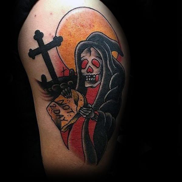 tatuaje tradicional muerte para hombre 37