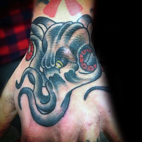 tatuaje tradicional pulpo para hombre 11