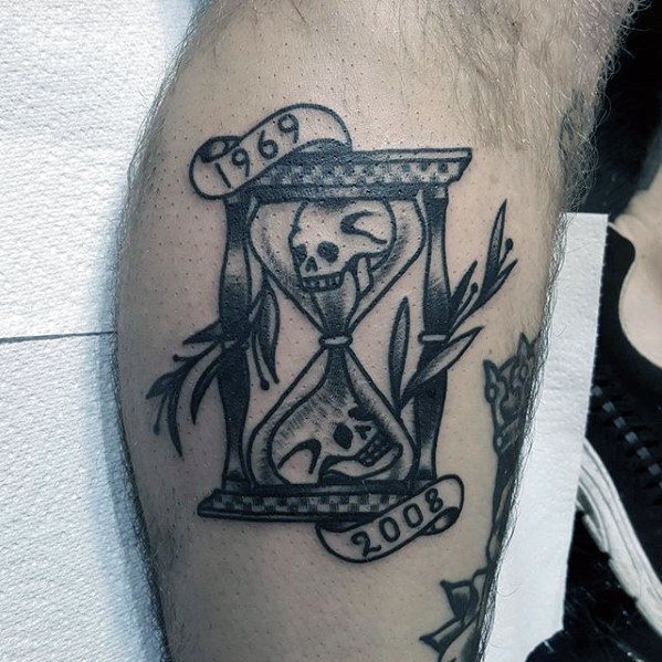 tatuaje tradicional reloj arena para hombre 25