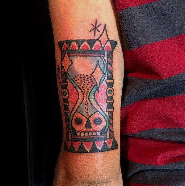 tatuaje tradicional reloj arena para hombre 34