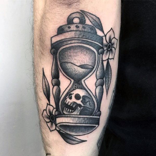 tatuaje tradicional reloj arena para hombre 40