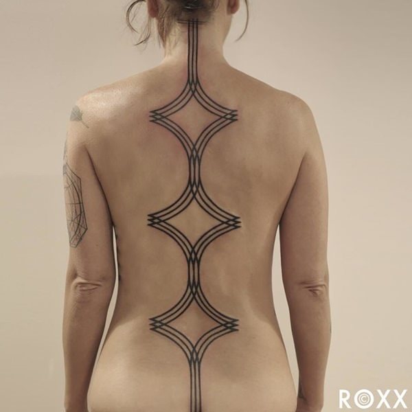 tatuaje columna vertebral 1010