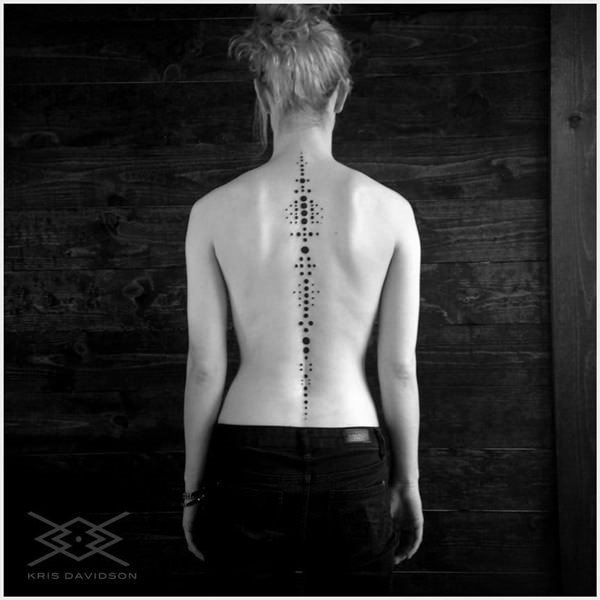 tatuaje columna vertebral 1049