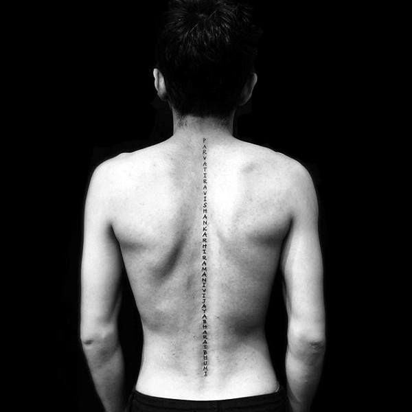 tatuaje columna vertebral 256