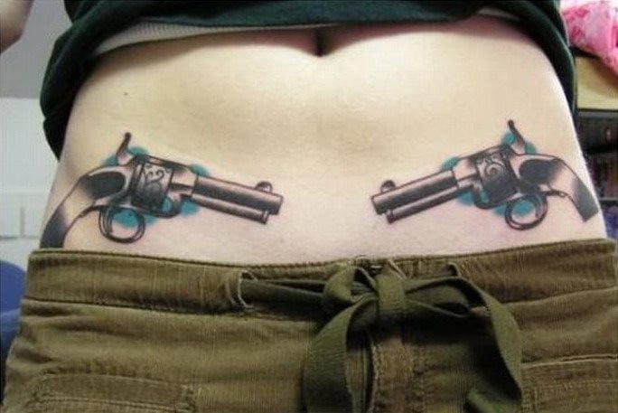 mujer-pistolas-tatuajes