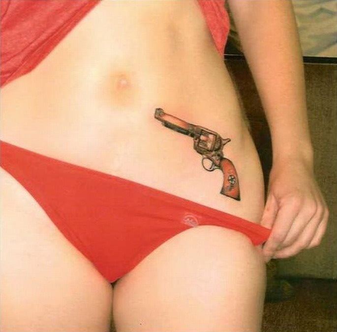 pistolas-tatuajes-mujeres