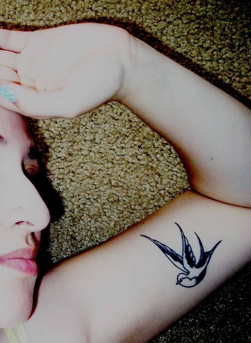 11 tatuaje romantico brazo