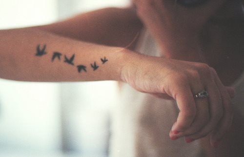 13 tatuaje romantico brazo