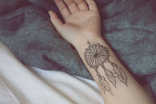 29 tatuaje romantico brazo