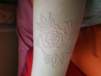 32 tatuaje romantico brazo