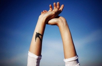 37 tatuaje romantico brazo