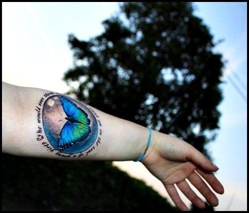 42 tatuaje romantico brazo