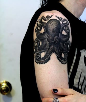 43 tatuaje romantico brazo