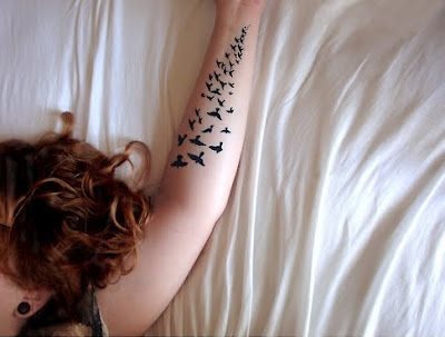 44 tatuaje romantico brazo