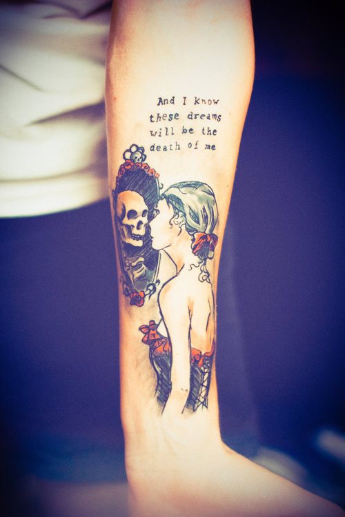 47 tatuaje romantico brazo