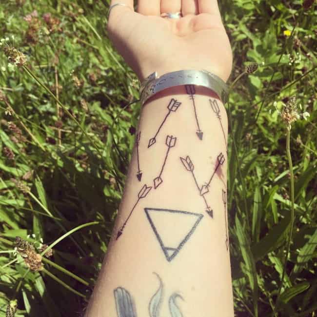 tatuaje flecha geometrica 102