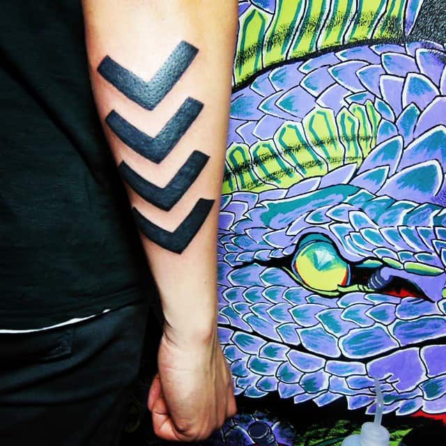 tatuaje flecha geometrica 144