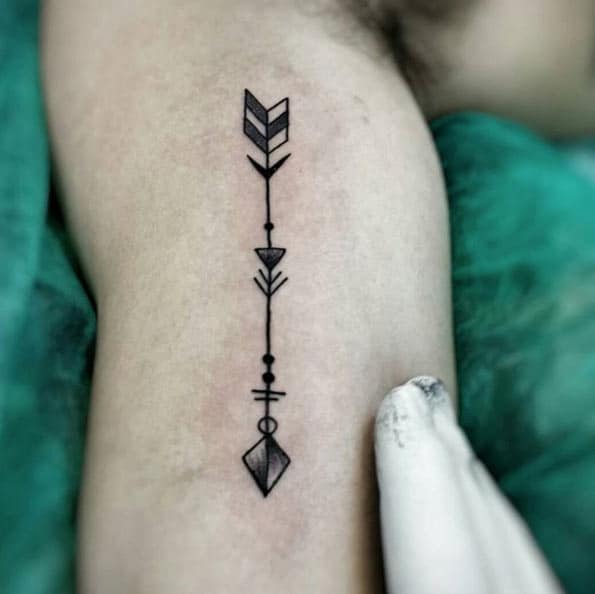 tatuaje flecha geometrica 148