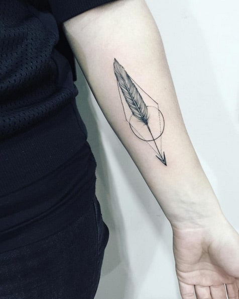 tatuaje flecha geometrica 150