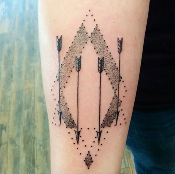 tatuaje flecha geometrica 158