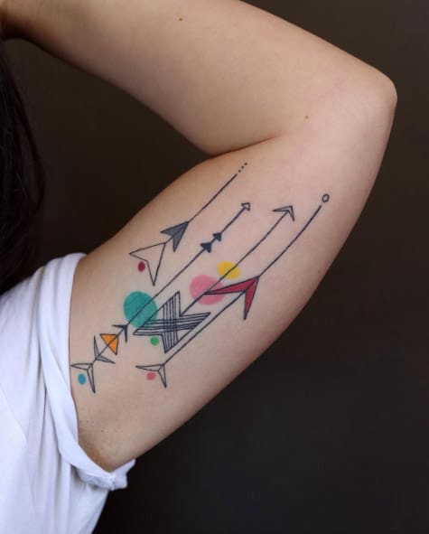 tatuaje flecha geometrica 228
