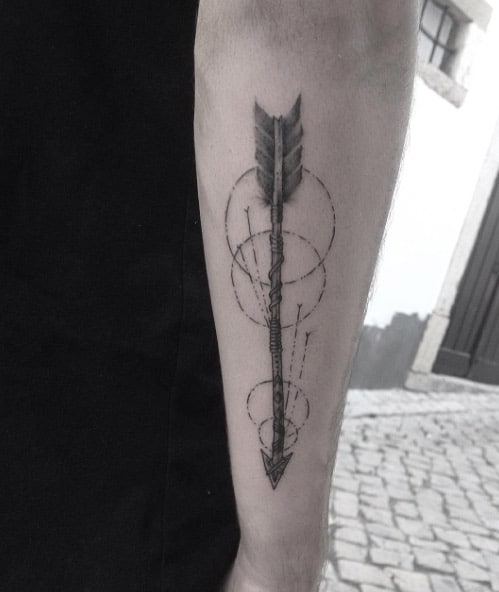 tatuaje flecha geometrica 240