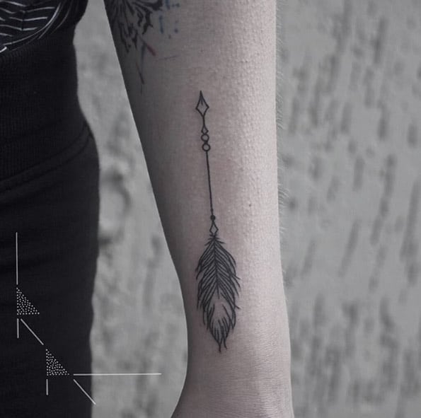 tatuaje flecha geometrica 260