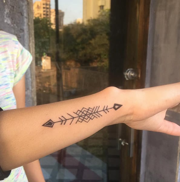 tatuaje flecha geometrica 88