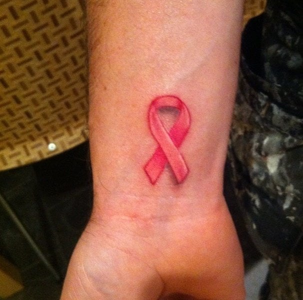 tatuaje lazo cancer 132